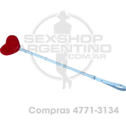 - Fusta blanca con peluche rojo