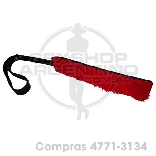 - Fusta corta con peluche rojo