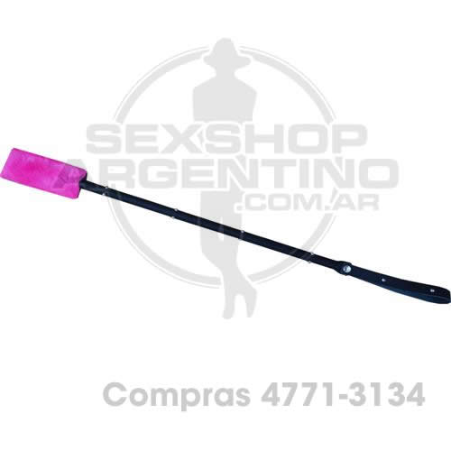 - Fusta negra con peluche rosa